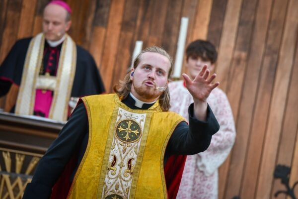 Pieter Jan de Paepe als Pater Damiaan in Historalia's musicalspektakel Damiaan